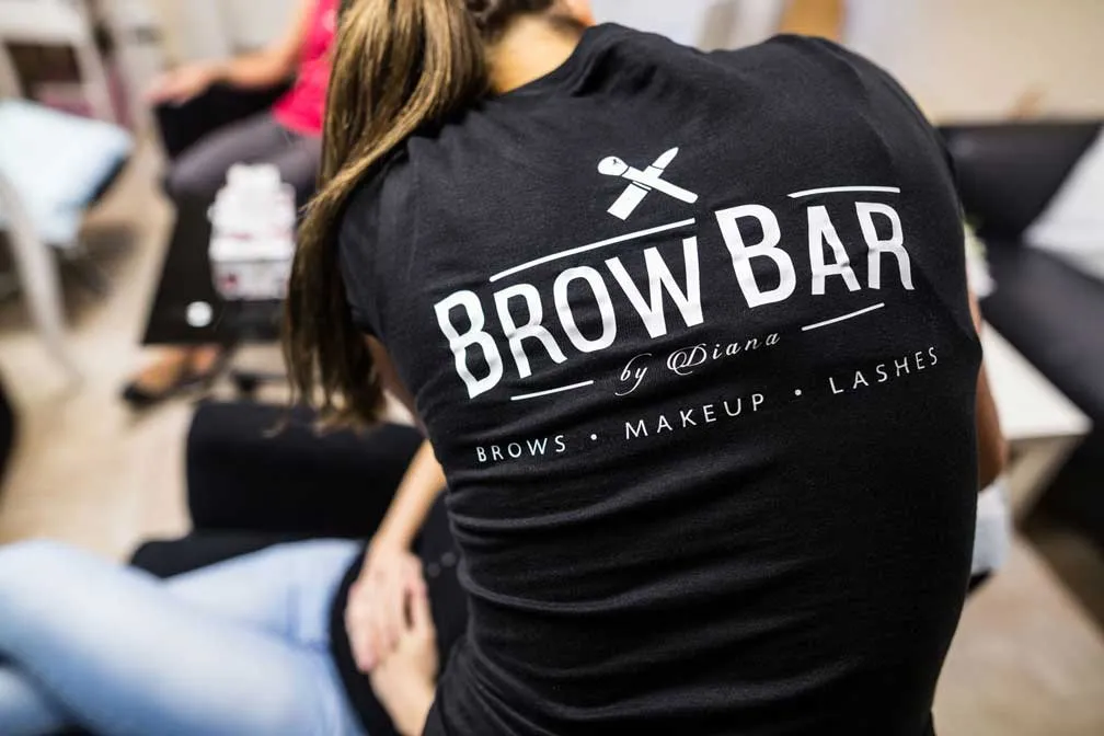 Henna barvení obočí přirozený vzhled Brow Bar